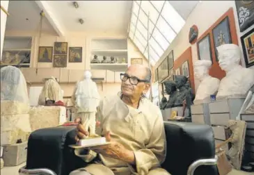  ?? SUNIL GHOSH /HT PHOTOS ?? Sculptor Ram Vanji Sutar at his studio in Noida; (left) with his son Anil Sutar, also a sculptor. Ram Sutar proudly tells us that statues and busts of Mahatma Gandhi created by him are installed in over 350 cities across the world.