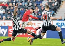  ?? GETTY IMAGES ?? Alexis Sánchez intenta romper el muro defensivo de Newcastle que aguantó y venció a los ‘Diablos Rojos’.