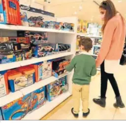  ??  ?? Un niño señala un juguete en El Corte Inglés.