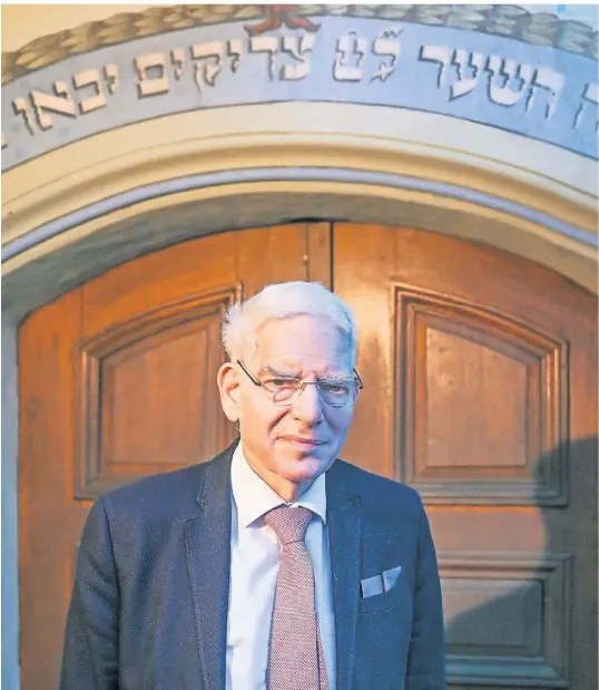  ?? FOTO: DANIEL BISKUP/LAIF ?? Josef Schuster in der Synagoge Ichenhause­n, über ihm die Worte „Dies ist die Pforte des Ewigen, Gerechte treten da ein“.