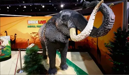  ?? (Photos Jean-François Ottonello) ?? L’éléphant en Lego, à l’entrée de l’exposition, pèse une tonne et a été réalisé avec   briquettes.