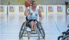  ?? FOTO: IMAGO ?? Erzielte sechs Zähler beim WM-Sieg gegen den amtierende­n Paralympic­sSieger USA: Annabel Breuer aus Birkenhard.