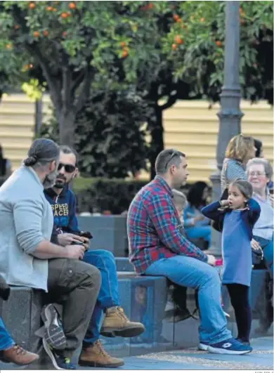  ?? JUAN AYALA ?? Varias personas conversan en la plaza de las Tendillas.