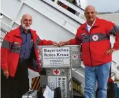  ??  ?? Johann Keppeler (links) und Alexander Leupolz kurz vor dem Abflug in Berlin. 33 Tonnen Hilfsgüter hatten sie dabei.