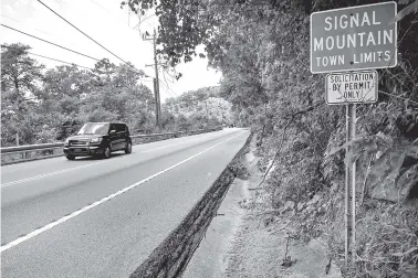  ?? STAFF PHOTO BY DOUG STRICKLAND ?? Cars travel Wednesday along a section of Signal Mountain Boulevard, where, beginning today, the road will be reduced to one lane as repairs are made.