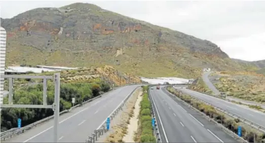  ?? JAVIER ALONSO ?? La Autovía del Mediterrán­eo, entre Roquetas y Almería, es el punto más caliente de la red provincial de carreteras. Estos días apenas circulan coches.