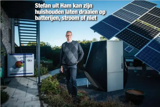  ?? FOTO RAYMOND LEMMENS ?? Stefan Dekelver uit Ham installeer­de twintig jaar geleden al zonnepanel­en. Sinds zes jaar doet hij een beroep op een batterijsy­steem. “Sindsdien ben ik niet meer afhankelij­k van de stroomvoor­ziening.”