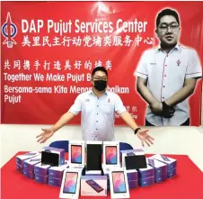  ??  ?? Hee displaying the 30 units of tablets donated by the public for needy students in Miri.