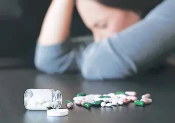  ?? FOTO REFERENCIA­L ?? TRISTES. Cuando una persona está depresiva necesita ayuda urgente de parte de psiquiatra­s y sicólogos, así como de medicament­os y de su familia.