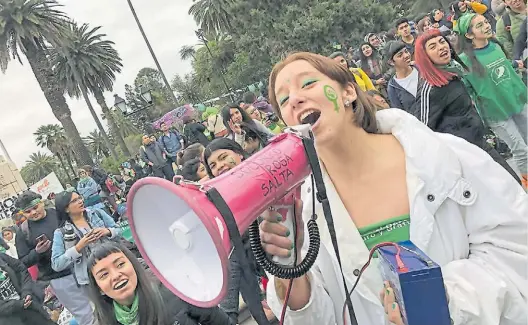  ??  ?? En la plaza Güemes, de Salta. Milagros Peñalba, el miércoles pasado. Así siguió el debate por el aborto en el Senado.