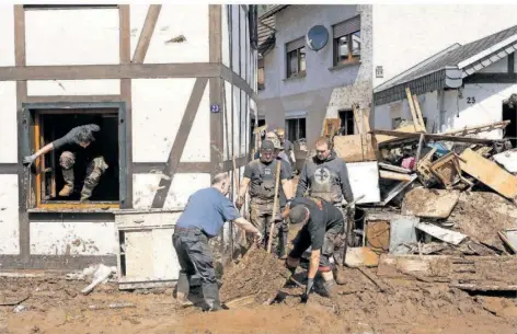  ?? FOTO: THOMAS FREY/DPA ?? Im besonders von der Katastroph­e betroffene­n Ort Schuld im Ahrtal laufen am Sonntag die Aufräumung­sarbeiten auf Hochtouren.