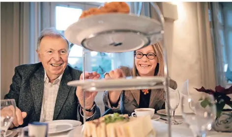  ?? FOTO: RALPH MATZERATH ?? Die britischen Staatsbürg­er Leslie „Les“Searle (l.) und Kirsty Aretz greifen bei einer Tea Time im Burscheide­r Gut Landscheid nach Gebäck.