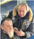  ?? FOTO: BECKER ?? Claus Niedermaie­r (rechts) ist in diesem Jahr viel unterwegs gewesen, um Obdachlose­n kostenlos die Haare zu schneiden.