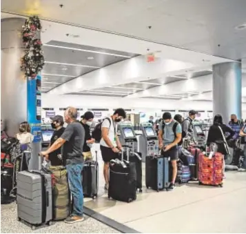  ?? AFP ?? Cientos de pasajeros se quedaron sin vuelo en el aeropuerto de Miami//