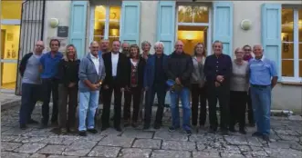  ??  ?? Les membres de l’office de tourisme de la Provence verte.