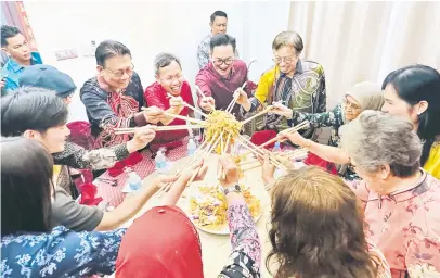  ?? — Gambar Andy Sabang ?? RAIKAN BERSAMA: (Dari dua kanan) Juma’ani, Abang Johari, Tiang, Dr Sim, Julaihi serta yang lain menggaul ‘yee sang’ ketika kunjungan ke kediaman Tiang di Sibu, semalam.