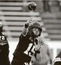  ?? Charlie Neibergall / Associated Press ?? Iowa State quarterbac­k Brock Purdy throws a pass during the Cyclones’ blowout victory over Kansas State on Saturday.