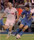  ??  ?? ● 1 Rino Gattuso e Massimo Oddo in azzurro con Marcello Lippi già nell’agosto del 2004 ● 2 Gattuso impegnato nella finale del Mondiale 2006 contro la Francia a «smarcarsi» da Zinedine Zidane
● 3 Massimo Oddo in azione contro l’Ucraina nei quarti di...