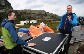  ?? PÅL CHRISTENSE­N ?? John Erik Armelius, til venstre, og Tore Brede Michelsen i Unique Cinema Systems pakker ut en høytaler.