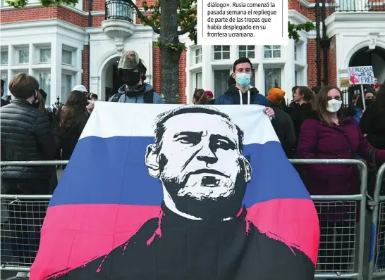  ?? EFE ?? Simpatizan­tes del opositor ruso Alexei Navalni se manifiesta­n frente a la Embajada de Rusia en Londres el pasado 21 de abril