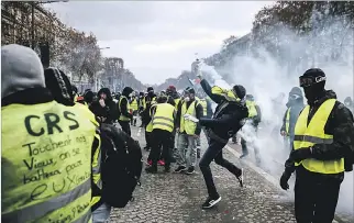  ?? ABDUL ABEISSA / AFP ?? Enfrentami­entos. En las principale­s ciudades francesas, los ‘chalecos amarillos’ lucharon contra la policía.