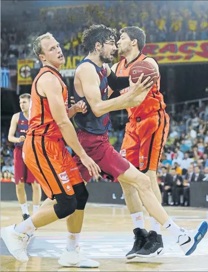  ?? FOTO: PEP MORATA ?? Ante Tomic, pívot del Barça, intenta avanzar entre Luke Sikma y Slava Kravtsov, del Valencia Basket