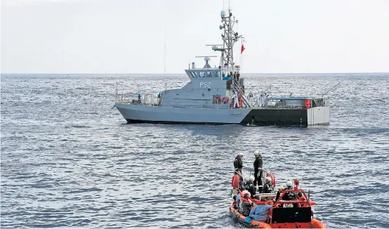  ??  ?? Per Schlauchbo­ote wurden die geretteten Menschen von der Crew der Aquarius 2 in internatio­nalen Gewässern an Malta übergeben.