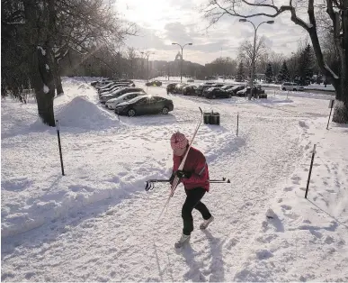  ?? PIERRE OBENDRAUF ?? A cross-country skier walks up the path toward Beaver Lake from the parking lot next to Remembranc­e Rd. Mount Royal should be a place where people can have fun, train and spend quality time with family and friends, writes Mayor Valérie Plante.