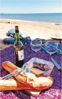  ??  ?? Mit Baguette und Wein in Frankreich am Strand: La vie est belle.