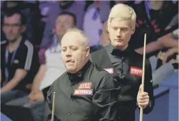  ??  ?? 0 Neil Robertson keeps an eye on John Higgins, front, as the Scot contemplat­es a shot.