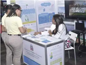  ?? FUENTE EXTERNA ?? Visitas de estudiante­s al 'stand' de la feria Semana de la Geografía.