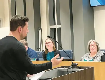  ?? POTEMPA/POST-TRIBUNE
PHILIP ?? Resident Russ Schaade addresses the Valparaiso City Council, including members Ellen Kapitan and Diana Reed, about his concerns for use of city funds during the public hearing portion of the council’s Monday meeting.