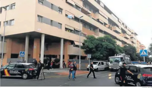  ?? EUROPA PRESS ?? Dispositiv­o policial y vecinos, junto al edificio en el que ocurrieron ayer los hechos.