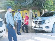  ??  ?? LUGAR. La Policía llegó a la parada de buses, adonde dejaron la cabeza de la víctima.