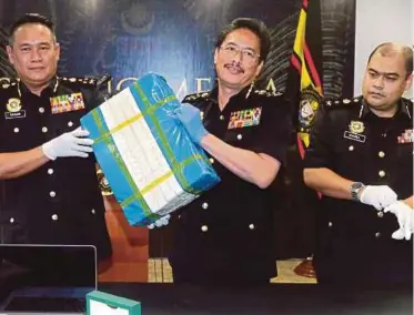  ?? PIC BY MOHD FADLI HAMZAH ?? MACC Deputy Chief Commission­er (operations) Datuk Seri Azam Baki showing some of the seized money in Putrajaya yesterday.