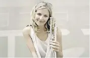  ?? FOTO: HEINERSDOR­FF ?? Die Trompeteri­n Alison Balsom spielte in der Tonhalle.