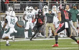  ?? DAVID JABLONSKI/STAFF ?? Ohio State’s Binjimen Victor runs for a touchdown after a catch against Michigan State on Saturday.