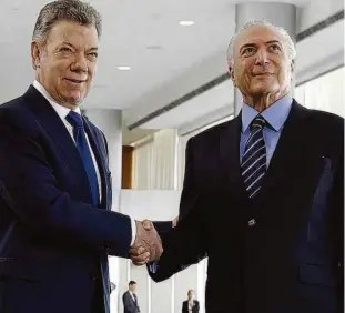  ?? Juan David Tena/divulgação ?? Os presidente­s Michel Temer e Juan Manuel Santos durante encontro ontem em Brasília; eles votaram a a fazer críticas ao ditador venezuelan­o Nicolás Maduro