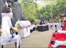  ??  ?? Limpio. La feligresía recreó ayer la muerte de Jesucristo en la Cruz, en la iglesia San José.