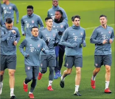  ??  ?? ANFIELD. Thiago, James, Renato, Javi Martínez y Lewandowsk­i se entrenan en el campo del Liverpool.