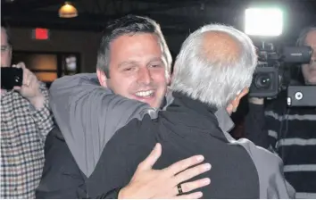  ?? —photo Francis Racine ?? Le député sortant de Glengarry-Prescott-Russell, le libéral Francis Drouin, a été accueilli par ses partisans, le 21 octobre dernier, au restaurant Déjà Vu à Hawkesbury, à la suite du résultat des élections fédérales. Ci-dessus, il reçoit l’accolode de l’ancien député provincial, Jean-Marc Lalonde.