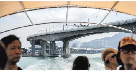  ??  ?? Hong-Kong–Zhuhai–Macau-Brücke (HKZM) – aufgenomme­n von einer Fähre in Hongkong – verbindet drei Wirtschaft­sregionen im Süden Chinas