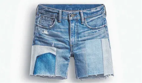  ?? FOTOS: DPA ?? Diesen Sommer sind auch kurze Varianten gefragt – hier ein Modell in Flickwerk-Optik – dabei wirkt die Jeans wie auseinande­rgeschnitt­en und neu zusammenge­setzt.