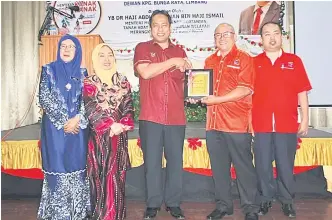  ??  ?? TERIMA KASIH: Dr Abdul Rahman (kiri) menerima cendermata sebagai tanda penghargaa­n daripada wakil pemangku pengarah JKM Sarawak, Monir Besar, sambil disaksikan yang lainnya.