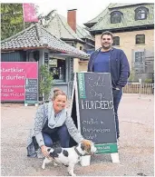  ?? FOTO: DETLEF ILGNER ?? Ludi Spreyer und Sinan Heesen bieten im Biergarten-to-go auch spezielles Eis für Hunde an.