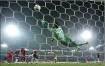  ?? DRESLING JENS, THE ASSOCIATED PRESS ?? Manchester United’s goalie Sergio Romero can’t stop the winning goal by Paul Onuachu of Midtjyllan­d at MCH Arena in Herning, Denmark, Thursday.