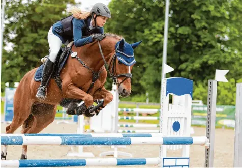  ?? Foto: Diana Oswald Nigl ?? Mit ihrem Pony Casimir ist die 16 jährige Reiterin Eva Maria Nigl erfolgreic­h. Unter anderem belegten die beiden beim schwäbisch­en Ponypreis Platz 3.