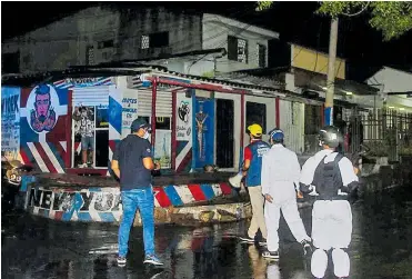  ??  ?? Autoridade­s llaman la atención en un establecim­iento que permanecía abierto en la carrera 4 con calle 34.