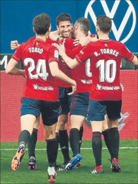  ??  ?? Los jugadores de Osasuna celebran el primer gol, obra de Javi Martínez, que abrió el camino de la victoria ante el Valencia en El Sadar
F: EFE