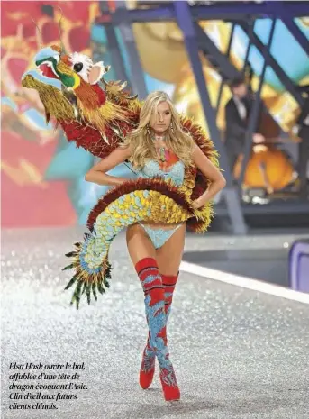  ??  ?? Elsa Hosk ouvre le bal, affublée d’une tête de dragon évoquant l’Asie. Clin d’oeil aux futurs clients chinois.